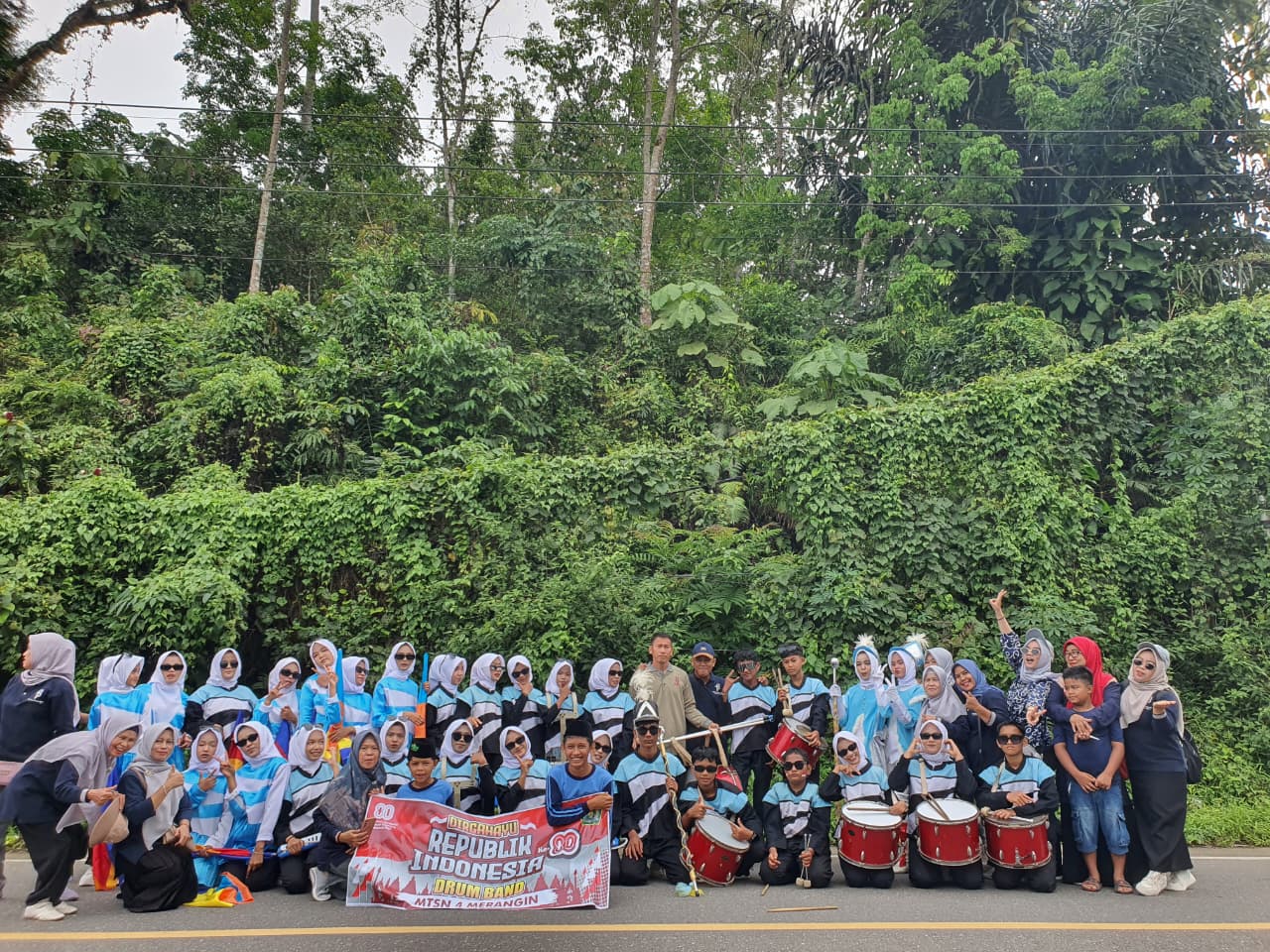 TIM DRUM BAND MTsN 4 MERANGIN TAMPIL MEMUKAU, SIAP MENGHARUMKAN MADRASAH DI AJANG LOMBA HUT RI KE-80 TAHUN 2025