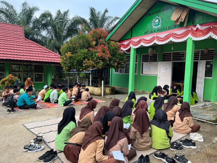 Yasinan Bersama Setiap Jumat di MTsN 4 Merangin Menumbuhkan Karakter Religius Siswa Yasinan Bersama Setiap Jumat di MTsN 4 Merangin Menumbuhkan Karakter Religius Siswa