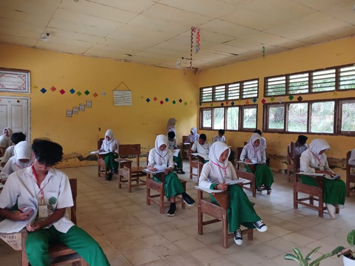 Hari Kedua Ujian Madrasah di MTsN 4 Merangin Berjalan Lancar