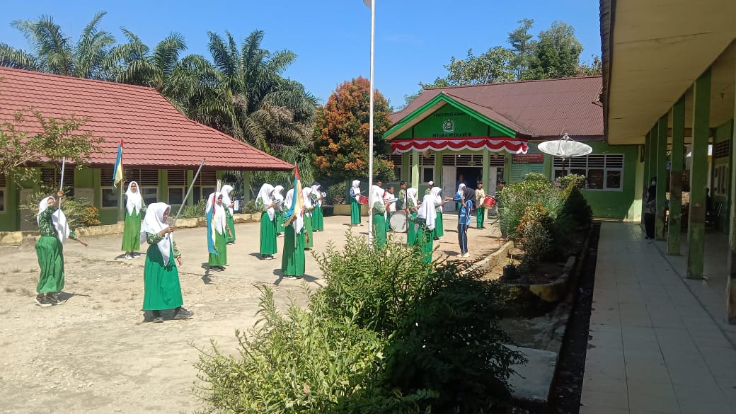 MTsnN 4 MERANGIN FUKUS LATIHAN  DRUMBEND DAN BERBARIS-BARIS MENYAMBUT HUT RI KE 80