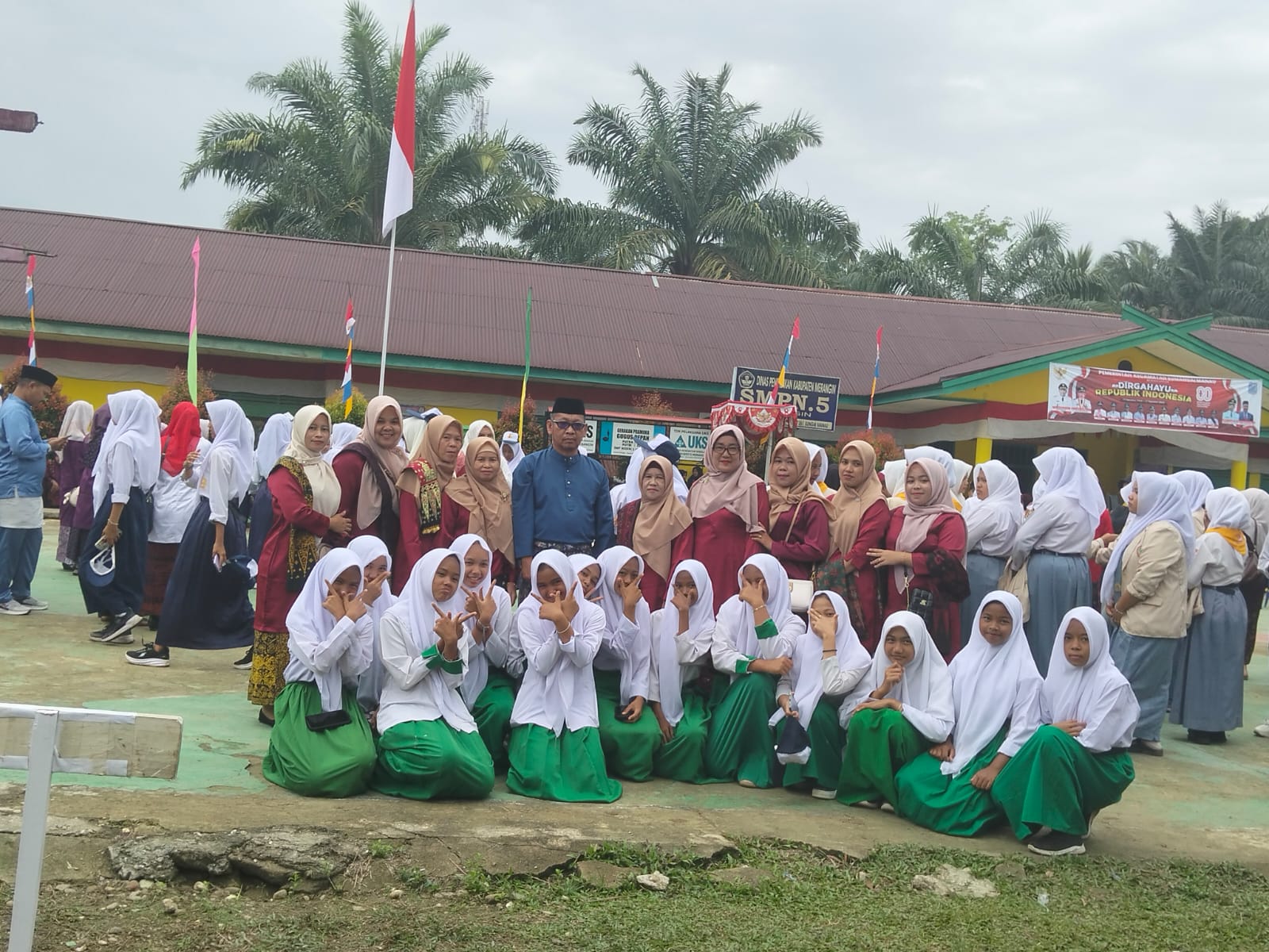 MTsN 4 MERANGIN HADIRI UPACARA HUT RI KE 80 TAHUN 2025