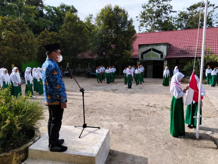 MTsN 4 Merangin Gelar Upacara Hari Pahlawan 2025