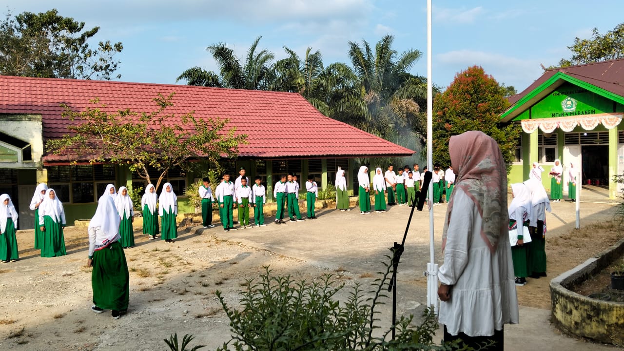 UPACARA  RUTIN SETIAP PAGI SENIN