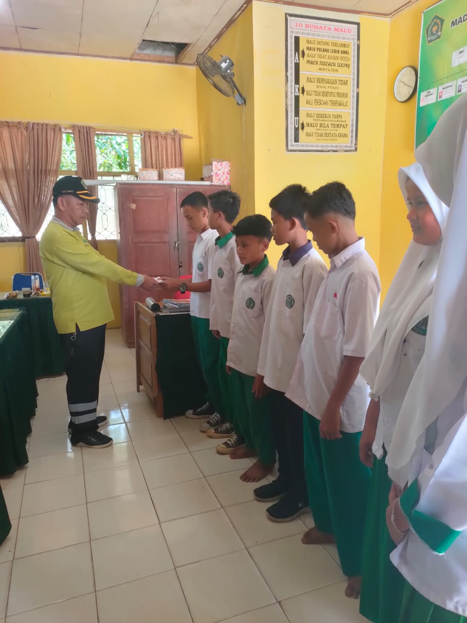 PEMBAGIAN ZAKAT