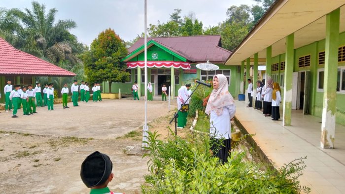 Upacara Bendera di MTsN 4 Merangin Berlangsung Tertib dan Khidmat