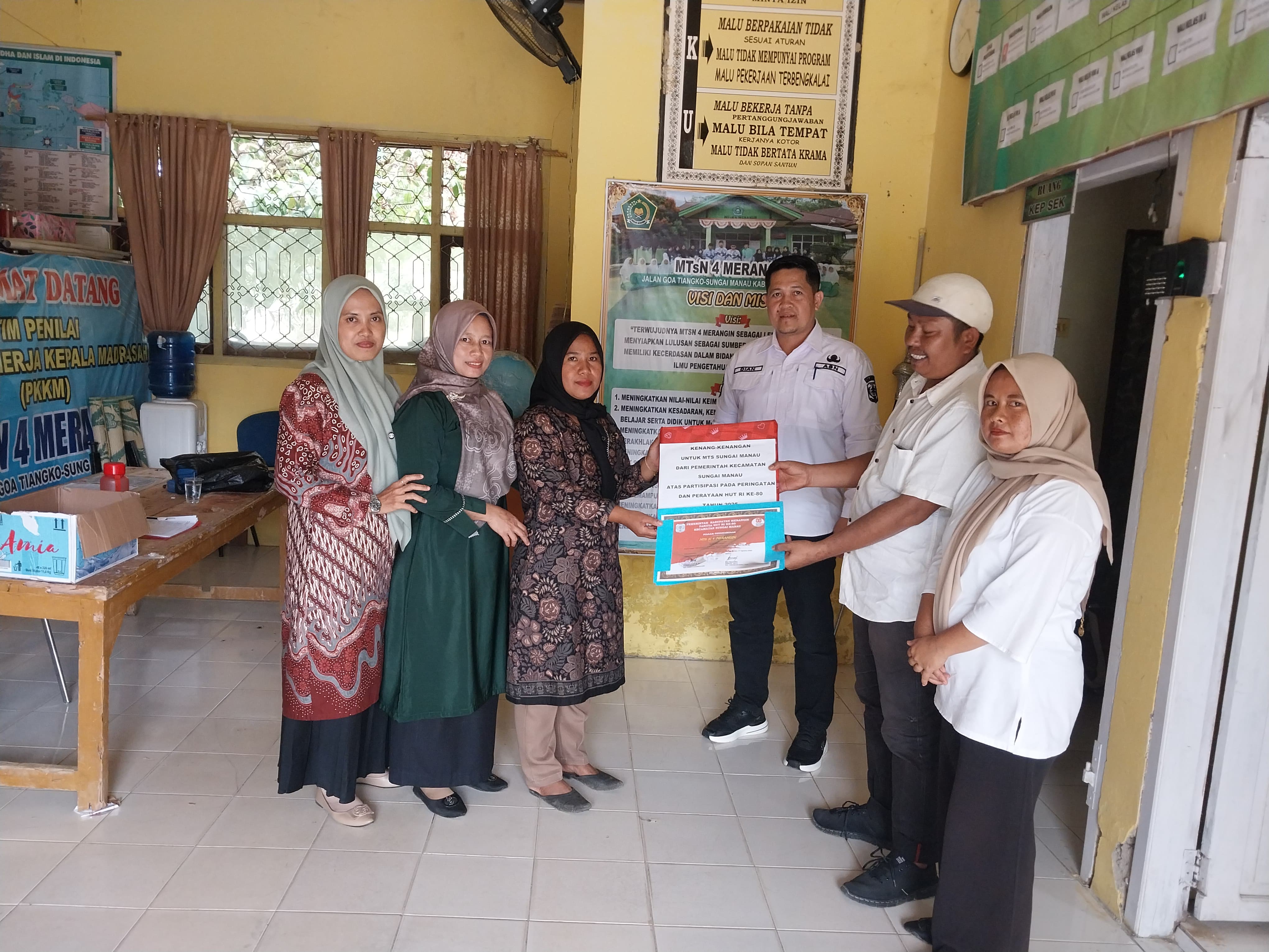PENYERAHAN PIAGAM PENGHARGAAN OLEH PANITIA HUT RI KE 80  TAHUN 2025