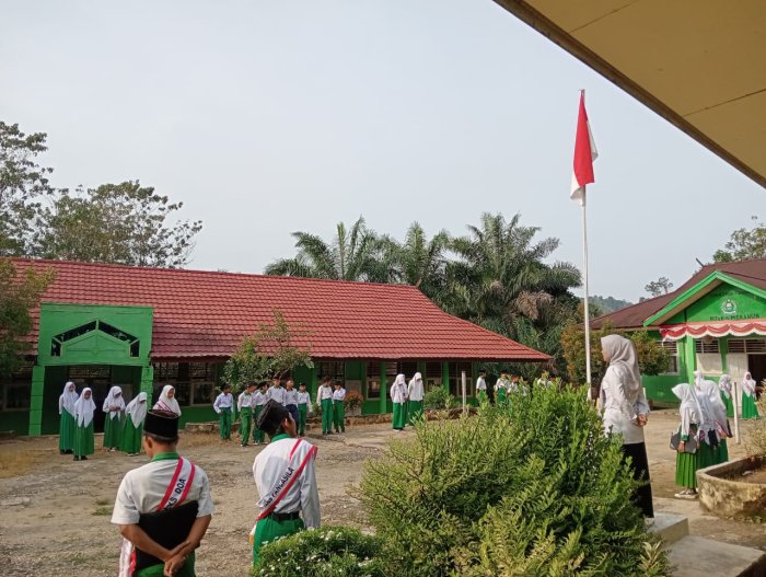 MTs 4 Merangin Laksanakan Upacara Bendera Setiap Hari Senin